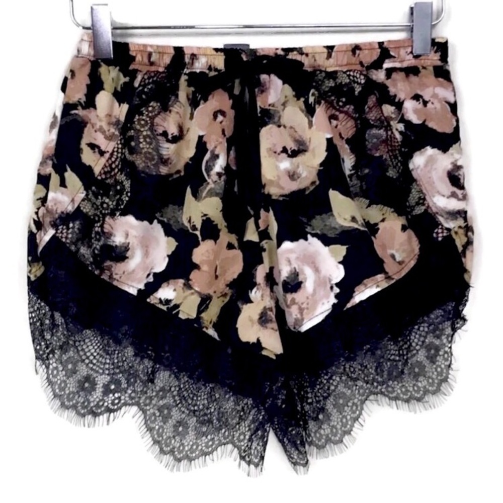 Paper Crane Black Lace Hem Shorts Size Small